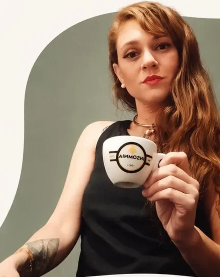 Viviane Nunes segurando uma xícara de café