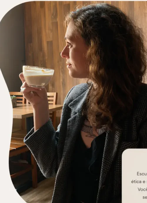 Viviane Nunes em um café